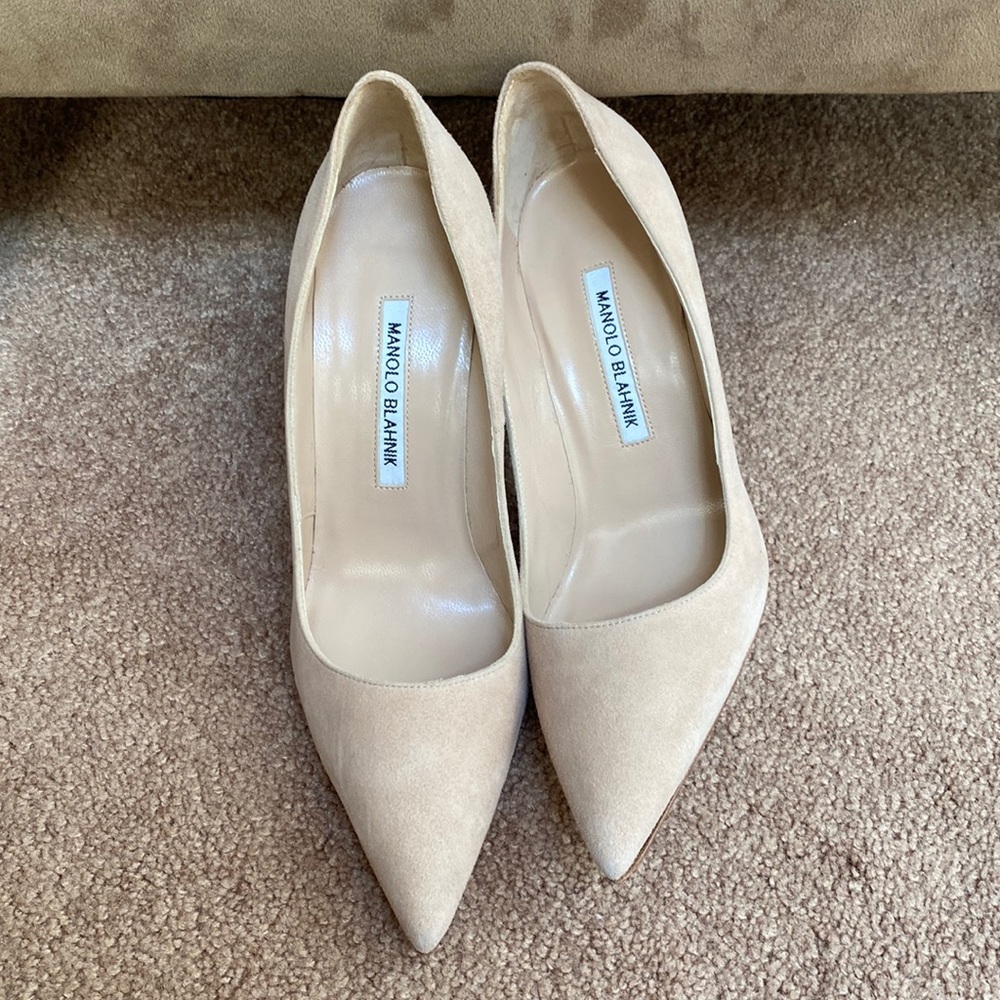 Manolo Blahnik Nude Suede Pump